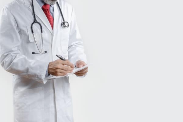 Shutterstock_CPAMarretedetravail-1