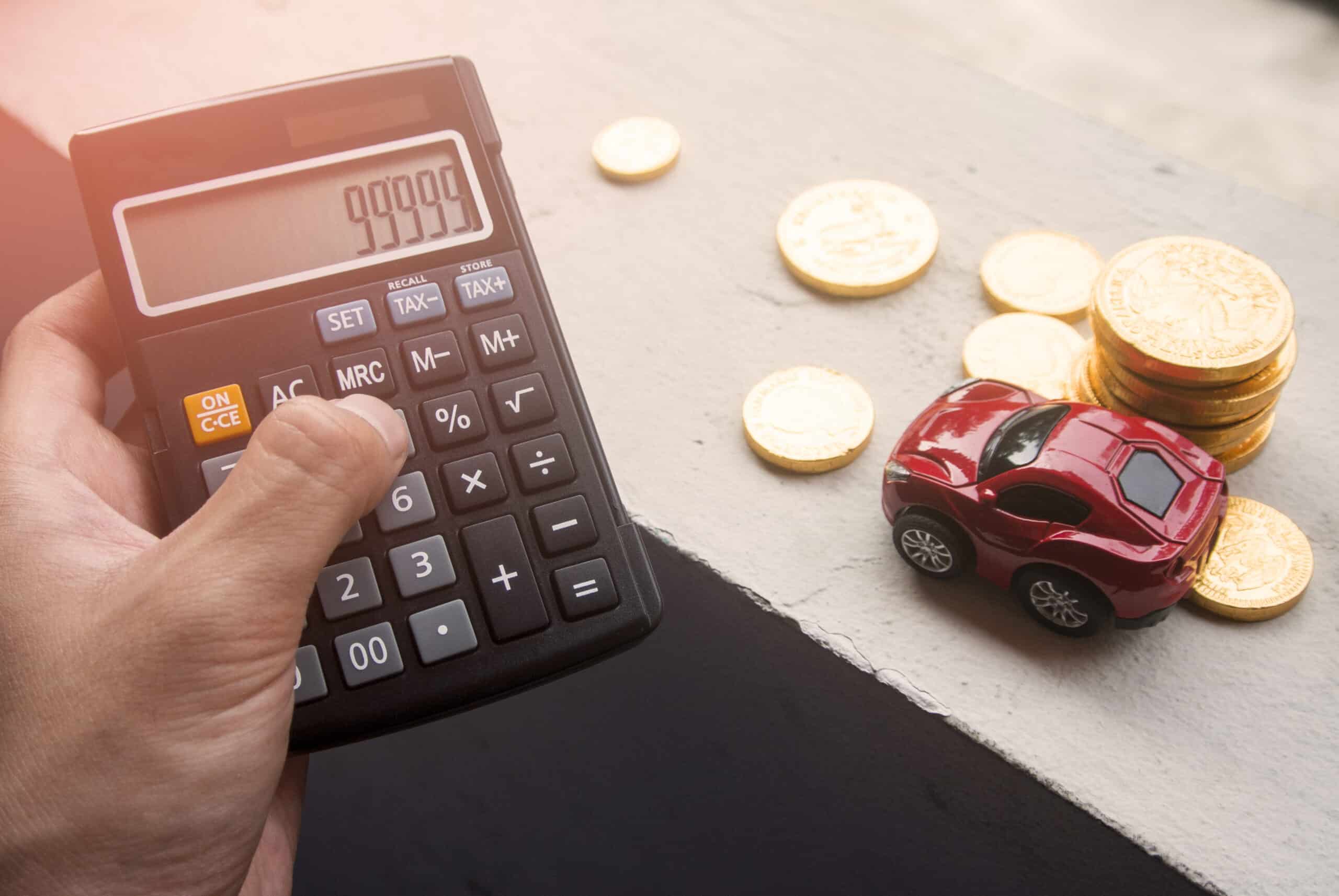 Hand,Pick,The,Calculator,And,Car,With,Coin,Money